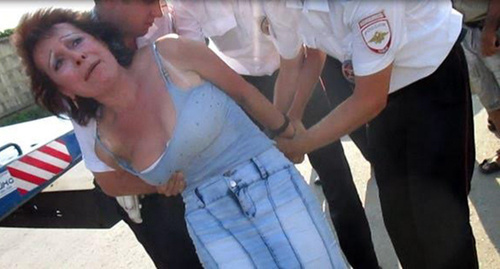 Ирина Снытко во время задержания. Фото: Стоп-кадр  видео по задержанию Ирины Снытко за парковку авто на обочине