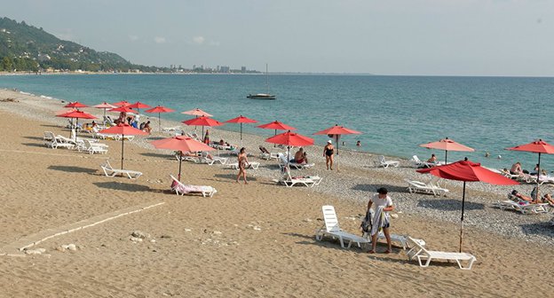 Пляж в Гаграх. Фото Sputnik. Илона Хварцкия
 http://sputnik-abkhazia.ru/columnists/20170622/1021296018/pochemu-abxazskaya-turotrasl-ne-slyshit-potrebitelya.html