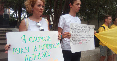 Пикет с требованием улучшить работу городского транспорта. Ростов-на-Дону, 14 июля 2017 г. Фото Константина Волгина для "Кавказского узла" Пикет с требованием улучшить работу городского транспорта. Ростов-на-Дону, 14 июля 2017 г. Фото Константина Волгина для "Кавказского узла"