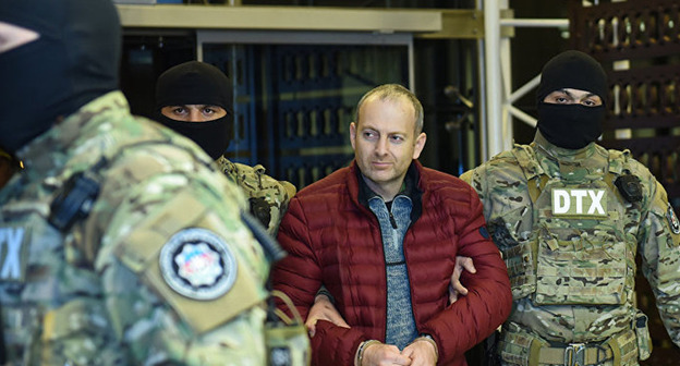 Александр Лапшин (в центре) в бакинском аэропорту. Фото: Sputnik / Murad Orujov
