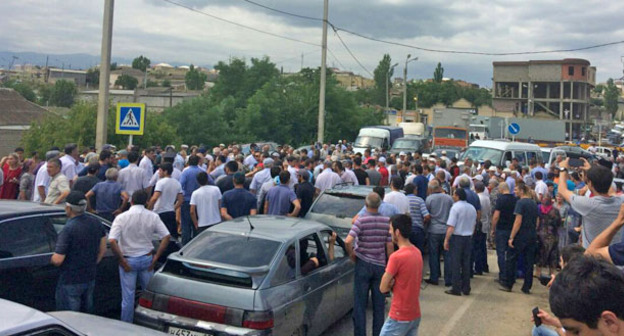 Акция протеста жителей сел Халимбекаул и Кумух в Буйнакском районе Дагестана против длительного отсутствия воды в селениях. 24 июля 2017 г. Фото https://chernovik.net/