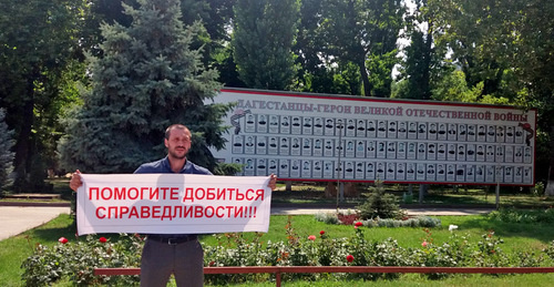 Керим Фатахов в одиночном пикете в Махачкале. Фото Расула Магомедова для "Кавказского узла"