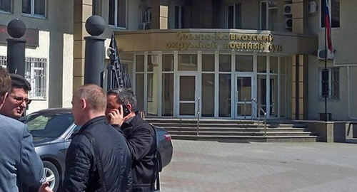 Вход в здание окружного военного суда в Ростове-на-Дону. Фото Константина Волгина для "Кавказского узла" Вход в здание окружного военного суда в Ростове-на-Дону. Фото Константина Волгина для "Кавказского узла"
