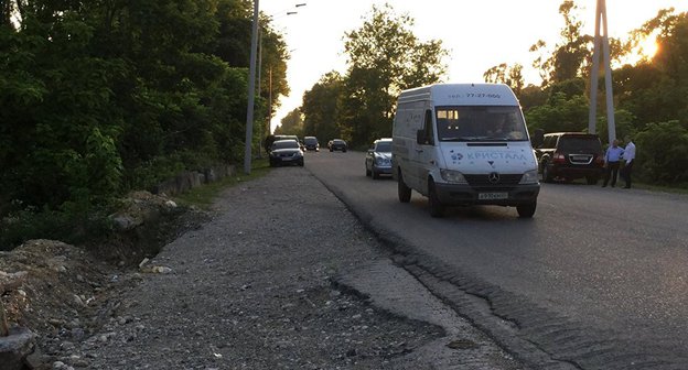 Участок дороги, на котором было совершено нападение на туристов. Фото © Sputnik. Бадрак Авидзба
 http://sputnik-abkhazia.ru/Abkhazia/20170717/1021463765/genprokuratura-nazvala-imena-podozrevaemyx-v-ubijstve-rossijskogo-turista.html