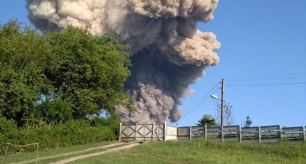 Взрыв на складе боеприпасов в Абхазии. © Фото: предоставлено местным жителем Павлом Отырбой
: http://sputnik-abkhazia.ru/Abkhazia/20170803/1021577876/dvoe-turistov-pogibli-v-rezultate-vzryva-v-primorskom.html