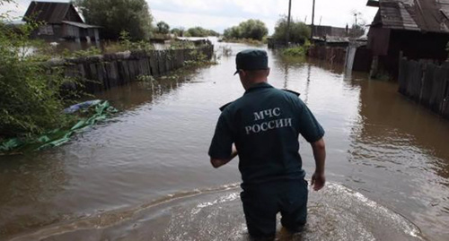 Сотрудник МЧС во время наводнения. Фото gogetnews.info Сотрудник МЧС во время наводнения. Фото gogetnews.info