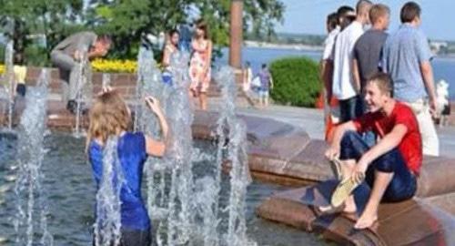 Купание в фонтане во время жары, Волгоград. Фото http://bloknot-volgograd.ru/news/v-volgogradskoy-oblasti-zhdut-usileniya-zhary-870391?sphrase_id=337438 Купание в фонтане во время жары, Волгоград. Фото http://bloknot-volgograd.ru/news/v-volgogradskoy-oblasti-zhdut-usileniya-zhary-870391?sphrase_id=337438