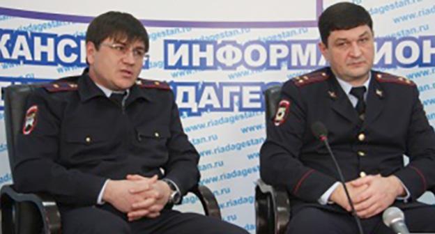 Участники пресс-коференции сотрудники МВД по РД Константин Томилин и  Магомед Алигазиев. Фото http://www.riadagestan.ru/news/security/dagestantsy_stali_privykat_k_internet_uslugam_politsii/
