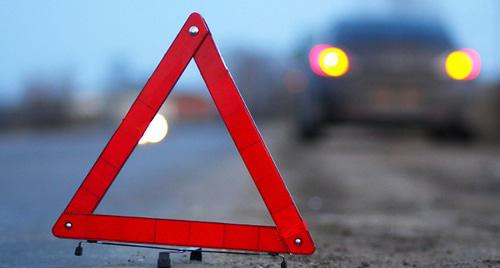 Аварийный знак на дороге. Фото http://www.riadagestan.ru/news/disasters_and_catastrophes/chetyre_cheloveka_stali_zhertvami_dtp_v_buynakskom_rayone_dagestana/ Аварийный знак на дороге. Фото http://www.riadagestan.ru/news/disasters_and_catastrophes/chetyre_cheloveka_stali_zhertvami_dtp_v_buynakskom_rayone_dagestana/
