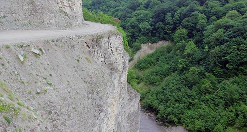 Дорога  в Итум-Калинском районе Чечни. Фото http://itum-kali.com/chechnya-gory-itum-kalinskij-rajon/?l?actio