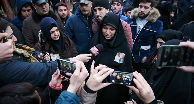 Родственники осужденных по делу беспорядков в Нардаране возле Бакинского суда по тяжким преступлениям. Баку, 25 января 2017 г. Кадр из видео "Кавказского узла"