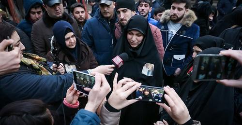 Родственники осужденных по делу беспорядков в Нардаране возле Бакинского суда по тяжким преступлениям. Баку, 25 января 2017 г. Кадр из видео "Кавказского узла"