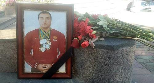 На месте гибели спортсмена
Фото:  Курьер.Среда.Бердск: http://www.kurer-sreda.ru/2017/08/21/308400-v-ulichnoj-drake-ubili-chempiona-mira-po-pauerliftingu-v-xabarovske/comment-page-1