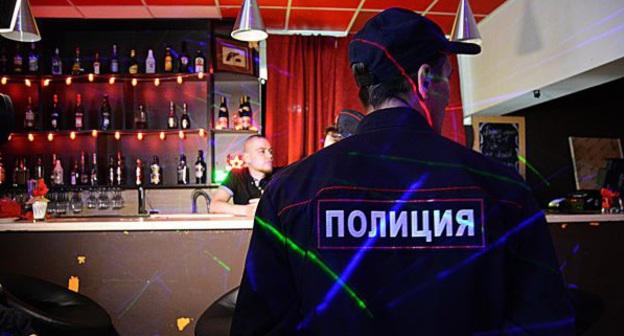 Полицейский в баре. Фото Марии Майер, ИА "Комиинформ"