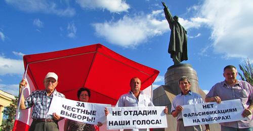 Коммуниста вышли в Волгограде на пикеты "За честные выборы". 8 сентября 2017 г. Фото Вячеслава Ященко для "Кавказского узла"