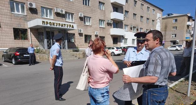 Задержание пикетчика возле прокуратуры. Гуково, 15 сентября 2017 г. Фото Вячеслава Прудникова для "Кавказского узла"
