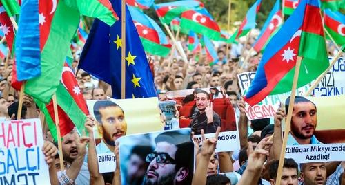 Участники митинга оппозиции несут портреты политзаключенных, флаги Азербайджана и ЕС. Баку, 23 сентября 2017 года. Фото Азиза Каримова для "Кавказского узла". Участники митинга оппозиции несут портреты политзаключенных, флаги Азербайджана и ЕС. Баку, 23 сентября 2017 года. Фото Азиза Каримова для "Кавказского узла".