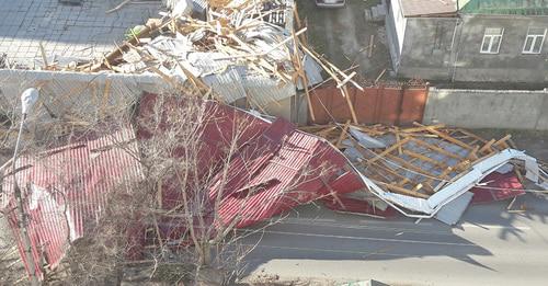 Обрушившаяся крыша дома №176 по ул. Международная. Черкесск. Фото Аси Капаевой для "Кавказского узла"
