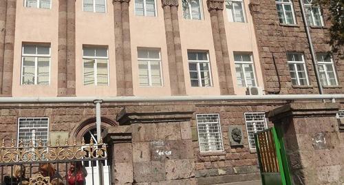 Школа имени Вардгеса Петросяна в Аштараке Арагацотнской области. Фото http://armtimes.com/ru/article/121341 Школа имени Вардгеса Петросяна в Аштараке Арагацотнской области. Фото http://armtimes.com/ru/article/121341