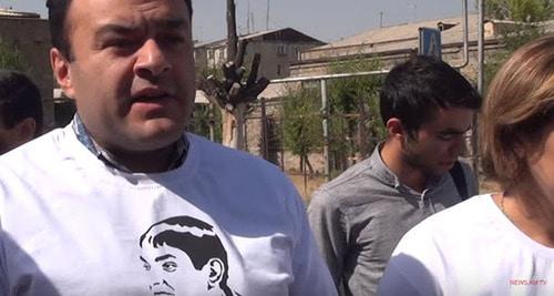 Адвокаты по делу 14 членов отряда "Сасна Црер" пришлив суд в майках с фотографиями судьи Габриеляна. Ереван, 27 сентября 2017 г. Кадр из видео пользователя NewsamChannelhttps://www.youtube.com/watch?v=CZcB0ClCOVc
