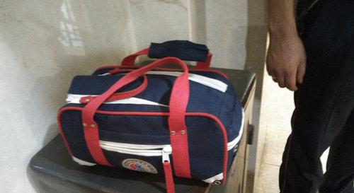 Сумка, после обнаружения которой были эвакуированы люди из здания Центрального райсуда в Сочи. Фото Светланы Кравченко для "Кавказского узла"