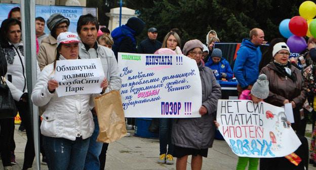 Митинг обманутых дольщиков ООО "Ахтубаситипарк" в Волжском. 30 сентября 2017 г. Фото Татьяны Филимоновой для "Кавказского узла"