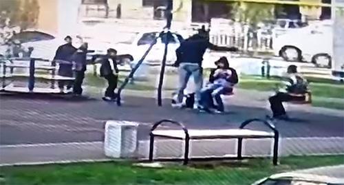 Драка на детской площадке. Фото: стоп-кадр видео Драка на детской площадке https://www.youtube.com/watch?time_continue=29&v=wKcatkD7Mps Драка на детской площадке. Фото: стоп-кадр видео Драка на детской площадке https://www.youtube.com/watch?time_continue=29&v=wKcatkD7Mps