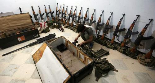 Боевик 'Аль-Султан Мурад бригады' на складе оружия на севере Сирии. Фото Khalil Ashawi/ REUTERS Боевик 'Аль-Султан Мурад бригады' на складе оружия на севере Сирии. Фото Khalil Ashawi/ REUTERS