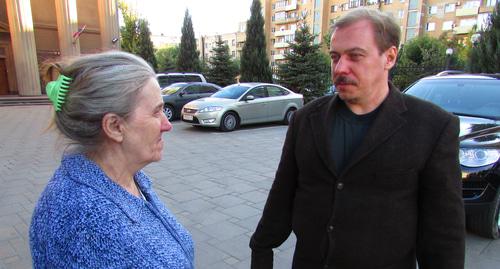 Дмитрий Боков с матерью у здания суда Фото Вячеслава Ященко для "Кавказского узла"