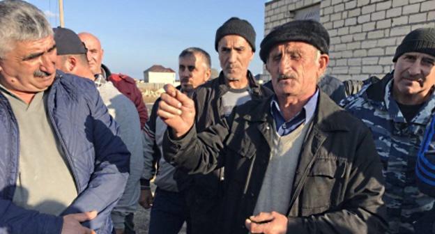 Жители Хазара на собрании 14 октября 2017 года. Фото Патимат Махмудовой для "Кавказского узла".