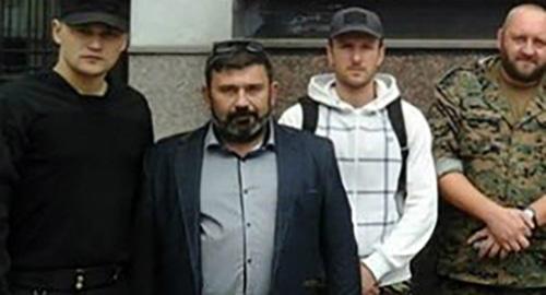 Роман Терновский второй слева. Фото http://bloknot-rostov.ru/news/prodvigayushchego-zapreshchennye-idei-ukrainskogo--894418 Роман Терновский второй слева. Фото http://bloknot-rostov.ru/news/prodvigayushchego-zapreshchennye-idei-ukrainskogo--894418