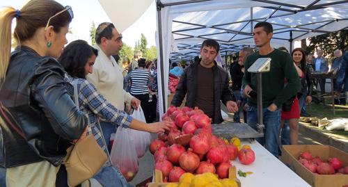 На первом фестивале граната в городе Мартуни в Мартунинском районе. Нагорный Карабах, 29 октября 2017 года. Фото Алвард Григорян для "Кавказского узла" На первом фестивале граната в городе Мартуни в Мартунинском районе. Нагорный Карабах, 29 октября 2017 года. Фото Алвард Григорян для "Кавказского узла"
