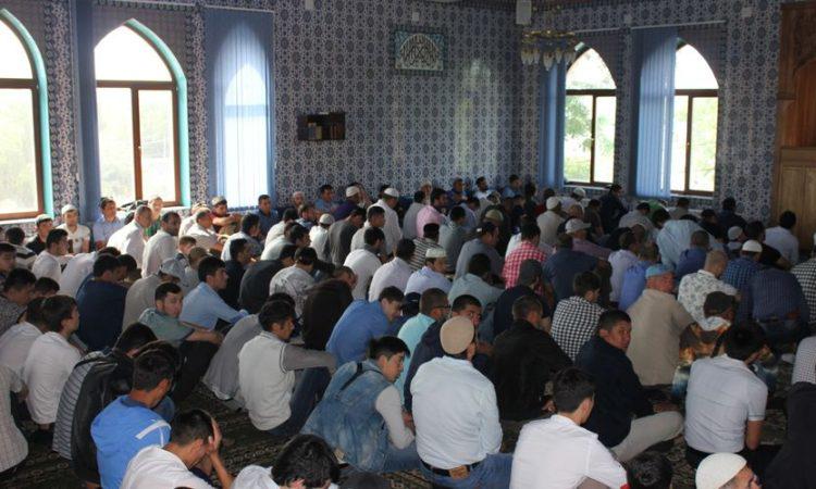 Праздничный намаз в мечети Пятигорска. Источник: http://sevkav-online.ru/8204 Праздничный намаз в мечети Пятигорска. Источник: http://sevkav-online.ru/8204