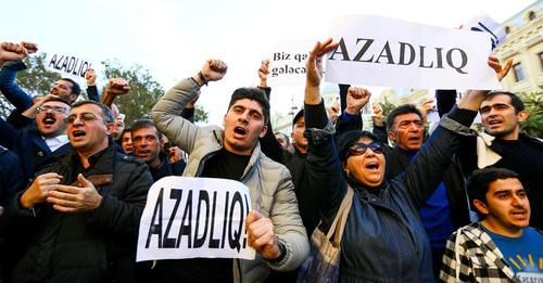 Пикет активистов партии "Мусават". 3 ноября 2017 г. Фото Азиза Каримова для "Кавказского узла" Пикет активистов партии "Мусават". 3 ноября 2017 г. Фото Азиза Каримова для "Кавказского узла"