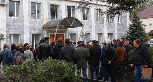 Шахтёры в Гуково у офиса Кингкоул. Фото Вячеславва Прудникова для "Кавказского узла" Шахтёры в Гуково у офиса Кингкоул. Фото Вячеславва Прудникова для "Кавказского узла"