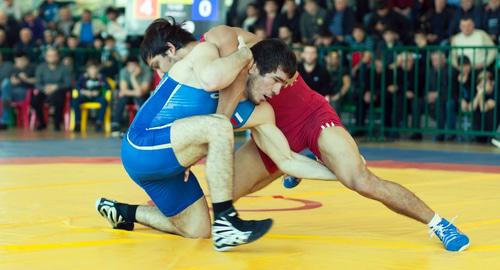Поединок по вольной борьбе. Фото https://www.riadagestan.ru/news/sports/borets_tazhitin_akaev_vyigral_vii_mezhdunarodnyy_turnir_na_prizy_murada_gaydarova/ Поединок по вольной борьбе. Фото https://www.riadagestan.ru/news/sports/borets_tazhitin_akaev_vyigral_vii_mezhdunarodnyy_turnir_na_prizy_murada_gaydarova/