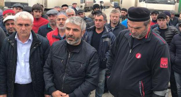 Дальнобойщики на акции протеста  31 октября у таможенного пункта на границе Дагестана и Азербайджана. Фото: Патимат Махмудова для "Кавказского узла".