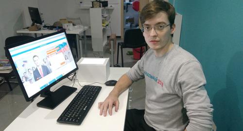 Константин Зыков в штабе Навального во время визита полиции на ул. Роз, 41. Фото Светланы Кравченко для "Кавказского узла" Константин Зыков в штабе Навального во время визита полиции на ул. Роз, 41. Фото Светланы Кравченко для "Кавказского узла"