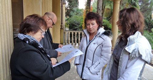 Ирина Снытко (в центре) возле здания суда. Фото Светланы Кравченко для "Кавказского узла"