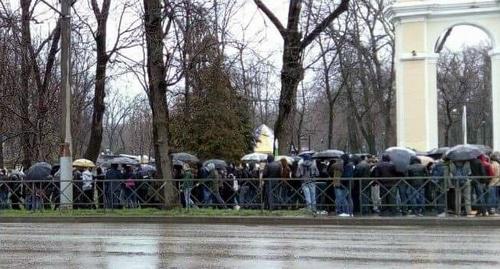 Противники коррупции стоят у входа в Чистяковую рощу утром 26 марта 2017 года. Фото предоставлено "Кавказскому узлу" краснодарским штабом Навального. Противники коррупции стоят у входа в Чистяковую рощу утром 26 марта 2017 года. Фото предоставлено "Кавказскому узлу" краснодарским штабом Навального.