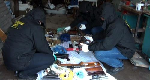 На месте задержания. Фото: пресс-службе УФСБ России по Волгоградской области http://bloknot-volgograd.ru/news/vzryvchatye-veshchestva-i-boepripasy-obnaruzheny-u-906332