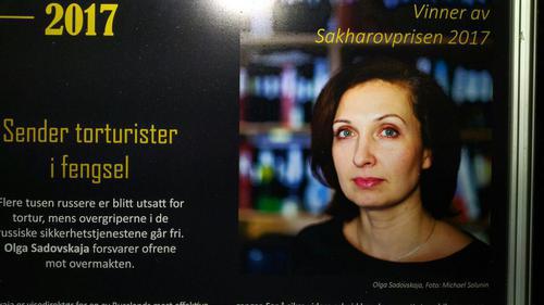 Ольга Садовская, глава отдела международно-правовой защиты Комитета по предотвращению пыток, фото стенда выставки. 23 ноября 2017 г. Фото Григория Шведова для "Кавказского узла" Ольга Садовская, глава отдела международно-правовой защиты Комитета по предотвращению пыток, фото стенда выставки. 23 ноября 2017 г. Фото Григория Шведова для "Кавказского узла"