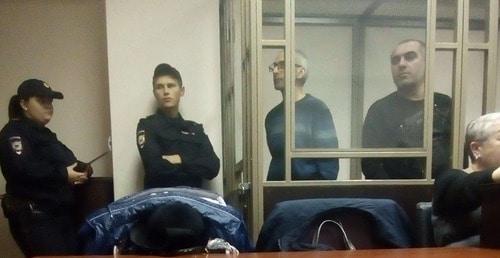 Рамзан Белялов (слева) и Магомед Маздаев готовятся произнести последнее слово. Ростов-на-Дону, 28 ноября 2017 г. Фото Валерия Люгаева для "Кавказского узла" Рамзан Белялов (слева) и Магомед Маздаев готовятся произнести последнее слово. Ростов-на-Дону, 28 ноября 2017 г. Фото Валерия Люгаева для "Кавказского узла"