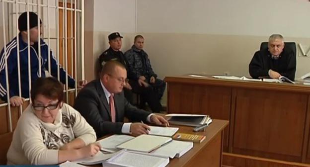 В зале судебного заседания по делу Руслана Рахаева. Черкесск, скриншот видеосюжета телекомпании "Черкесск" https://www.youtube.com/watch?v=8rGcvijEpUA 