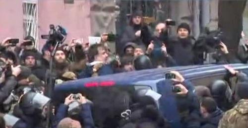Кадр из видеозаписи освобождения Михаила Саакашвили. Кадр из видео пользователя Новостник Channel https://www.youtube.com/watch?v=EZ_dohQpfz8 Кадр из видеозаписи освобождения Михаила Саакашвили. Кадр из видео пользователя Новостник Channel https://www.youtube.com/watch?v=EZ_dohQpfz8