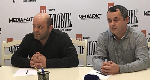 Слева направо : брат раненого Ибрагим Магомедов и их двоюродный брат Нурмагомед Магомедов Фото: Патимат Махмудова для "Кавказского узла".