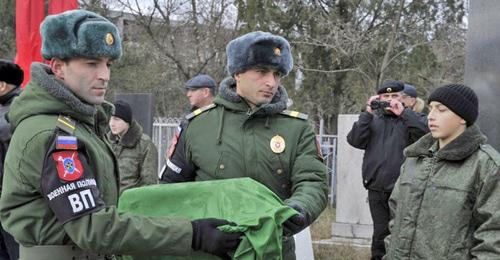 Церемония перезахоронения останков сержанта Мухамеда Казбекова, погибшего в боях под Ленинградом в годы Великой Отечественной войны. Махачкала, 11 декабря 2017 года. Фото: Пресс-служба министерства сельского хозяйства и продовольствия Республики Дагестан http://mcxrd.ru/ Церемония перезахоронения останков сержанта Мухамеда Казбекова, погибшего в боях под Ленинградом в годы Великой Отечественной войны. Махачкала, 11 декабря 2017 года. Фото: Пресс-служба министерства сельского хозяйства и продовольствия Республики Дагестан http://mcxrd.ru/