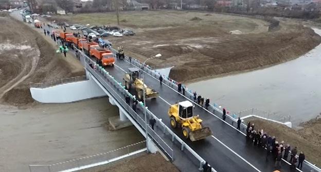 Открытие автомобильного моста, соединяющего две части чеченского города Урус-Мартан, 21 декабря 2017 года. Стоп-кадр видео ЧГТРК "Грозный" https://www.youtube.com/watch?v=VFWBepuATUM
