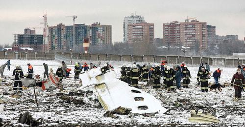 Спасатели разбирают обломки рейса Flydubai 981 (Ростов-на-Дону, Россия). Фото: пользователь Donland.ru https://ru.wikipedia.org Спасатели разбирают обломки рейса Flydubai 981 (Ростов-на-Дону, Россия). Фото: пользователь Donland.ru https://ru.wikipedia.org