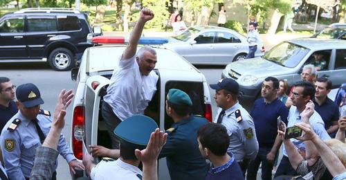 Афган Мухтарлы возле суда в Баку. 31 мая 2017 г. Фото: REUTERS/Aziz Karimov Афган Мухтарлы возле суда в Баку. 31 мая 2017 г. Фото: REUTERS/Aziz Karimov